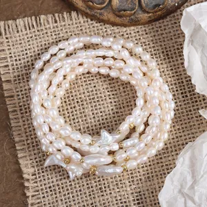 Natürliches Barock Süßwasserperlen Armband mehrlagig mit Sternen Perlen und elastischem Design.