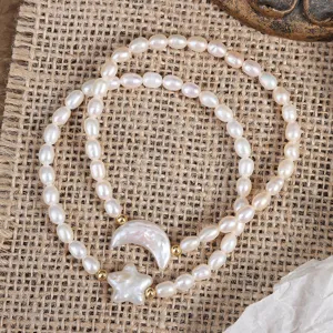 Natürliches Barockperlenarmband mit süßen Mond- und Sternanhängern, elastisch und vielseitig.