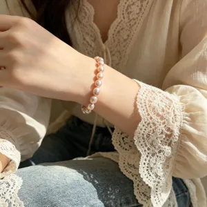 Natürliches rosa Perlenarmband elegantes schlichtes Damenschmuckstück für den Alltag.