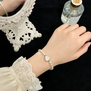 Elegantes Barockperlenarmband mit Herz Perlenanhänger, elastisches Design für Alltag und Geschenke.