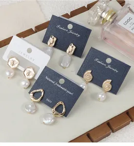 Nahaufnahme von vintage barocken Süßwasserperlen Ohrringen mit eleganten Metallakzenten.