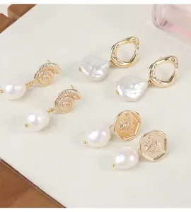 Nahaufnahme von Vintage Barock Süßwasserperlen Ohrringen mit einzigartigen Motiven.
