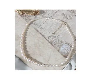 Detailansicht der Perlenkette mit Farbverlauf, elegantes Design mit Verlängerungskette.