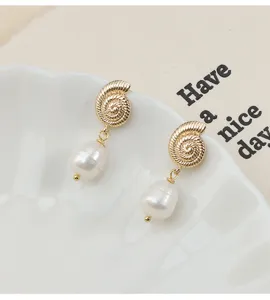 Vitrinen Barock Gold Muschel Süßwasser Perle Ohrringe Detail Nahaufnahme elegantes Schmuck Design