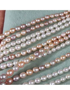 Natürliche Süßwasserperlen Stränge, tropfenförmige Farbverlauf Perlen, Detailansicht.