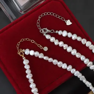 Nahaufnahme Detail der Barock Süßwasserperle Schlüsselbeinkette mit S925 Sterlingsilber Verschluss.
