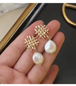 Barocke Süßwasser Perle Ohrringe mit strukturierten Gold Stecker für elegante Damen im Alltag