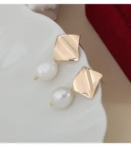 Detailansicht eleganter unregelmäßiger Goldmetall Quadrat und Barock Süßwasserperlen Ohrringe.