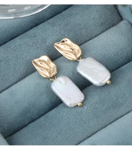 Detailansicht barocker Süßwasserperlen Ohrringe, vintage Metallstecker Design für elegante Frauen.
