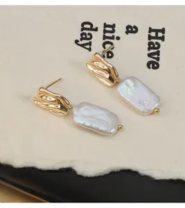Barocke Süßwasserperlen Ohrringe mit 925 Silber Nadel und goldenem Metall Design.