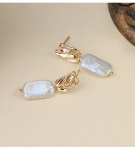 Detailansicht der Vintage barocke Naturperlen Ohrringe mit elegantem vergoldetem Metalldesign.