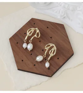 Barocke natürliche Süßwasserperlen Ohrringe, unregelmäßiges goldenes Metalldesign für Damen.