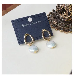 Retro Barock Süßwasser Perlen Ohrringe mit unregelmäßigem Metalldesign für elegante Damen.