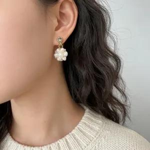 Élégantes boucles d'oreilles perles fleur baroque en perles d'eau douce naturelles.