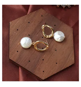 Detailaufnahme von Vintage Barock unregelmässigen Gold Metall Süsswasserperle Ohrringen.