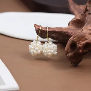 Gros plan des boucles d'oreilles grappe de perles baroques, perles d'eau douce sur crochet.