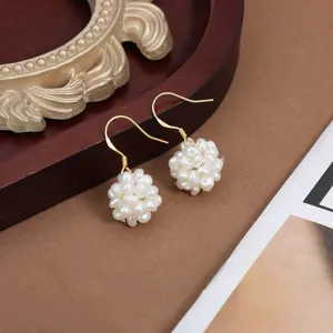 Boucles d'oreilles perles d'eau douce baroques, design de grappe florale exquise, style élégant.