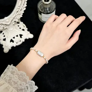 Detailaufnahme des natürlichen Barockperlenarmbands mit Goldperlen, eleganter elastischer Schmuck.