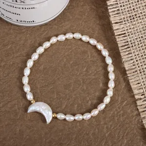 Barock Süßwasser Perlenarmband Detail mit natürlicher unregelmäßiger Textur und Mondanhänger.