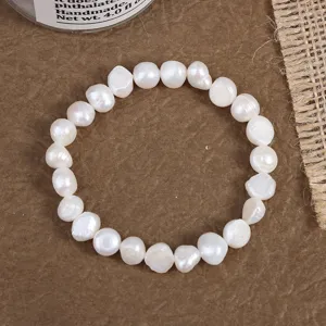 Natürliches Süßwasser Barock Perlen Armband minimalistischer weißer Perlenschmuck Detailaufnahme