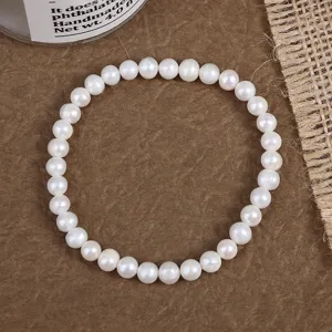 Nahaufnahme des Naturperlenarmbands, schlichtes und vielseitiges Hand-Schmuck-Design.