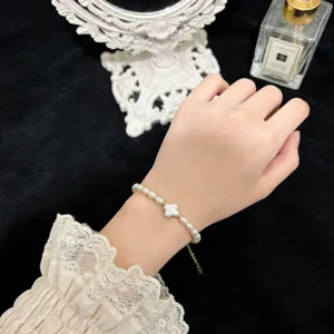 Natürliches Barockperlen Armband mit Kleeblatt Anhänger, elegantes Damenschmuckstück.