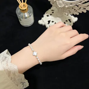 Barockperlen Armband mit süßem Kleeblatt Anhänger, elegantes Design für Frauen.