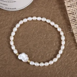 Detailansicht des natürlichen Süßwasser Perlen Stretch Armbandes mit barocken Akzenten.
