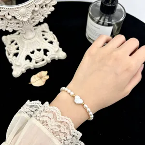 Natürliches Barockperlen Armband mit Herz Perle und goldenen Perlen, elastischer Schmuck Detail.