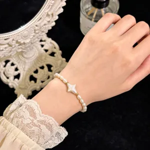 Detailaufnahme des barocken Perlenarmbands mit Sternperle und elastischem Design für Damen.