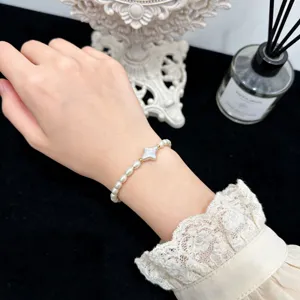 Elegantes Barockperlenarmband mit charmantem Kleeblatt-Anhänger für Damen und tägliches Styling.