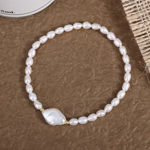 Exquisites Detail des natürlichen Barockperlenarmbands, elegantes elastisches Perlenschmuckstück.