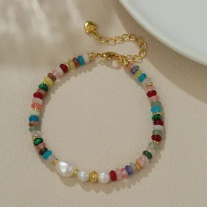 Vista detallada de la pulsera de cuentas coloridas con perla barroca y cadena dorada.