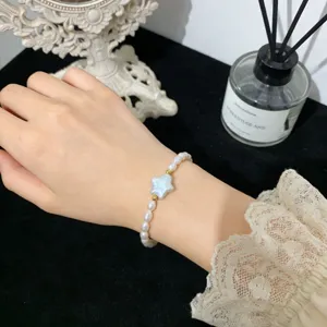 Detailansicht des natürlichen Barockperlenarmbands mit Sternanhänger und elastischem Design.