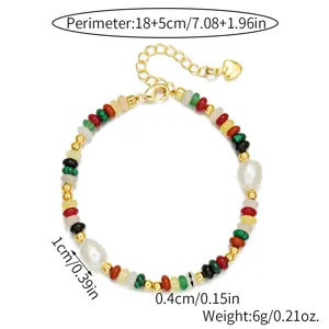 Vista detallada de la pulsera de perlas barrocas de colores con cadena dorada ajustable.