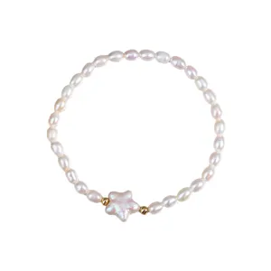 Natürliches Barockperlen Armband mit Stern Anhänger, süßer elastischer Damenschmuck für Alltag.