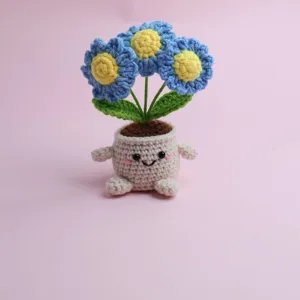 Vue de detail de la jolie petite plante en pot de fleurs crochetees pour deco bureau.