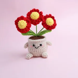 Détail de marguerite en pot au crochet fait main, belle décoration de bureau pour étude.
