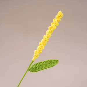 Tige de fleur jaune au crochet faite à la main avec feuille verte, idéale pour la déco et DIY.
