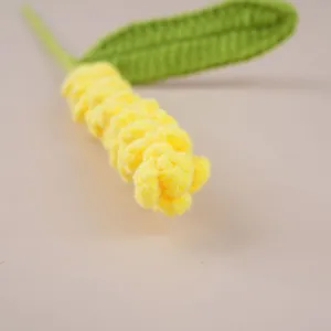 Détail de fleur jaune au crochet fait main, belle pièce de décoration florale exquise.