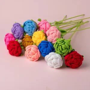 Detaillierte Nahaufnahme von handgemachten Häkel-Rosen-Blumensträußen, bunte Garnkunst.