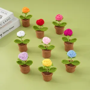 Planta en Maceta de Rosa de Lana Tejida a Mano Flor de Ganchillo Decoración de Escritorio Flores Artificiales en Maceta para Hogar Oficina Adorno de Mesa Regalo