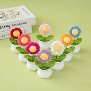 Handgemachte Häkel-Topfblume Detail, bunte Strick-Gänseblümchen Pflanze für Geschenke.