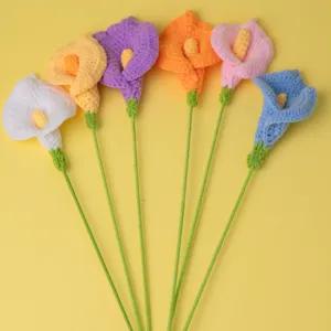 Détail de lys arum au crochet faits à la main, belle décoration d'intérieur tricotée.
