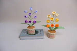 Fleurs en pot au crochet artisanales bouquet de tulipes tricotées décor de bureau