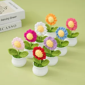 Detailaufnahme von handgefertigten Häkel-Gänseblümchen im Topf, bunte Wollblumen.