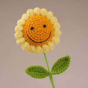 Girasole all'uncinetto fatto a mano dettaglio, carina stelo di fiore con foglie verdi decoro.