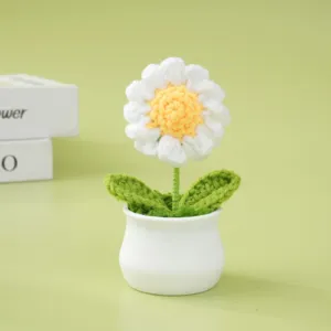 Handgemachte Häkelmargarita im Topf als fertiges Geschenk für die süße Heimdekoration.