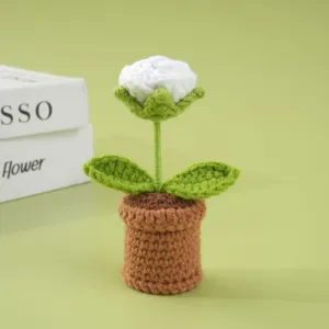 Primer plano detallado de planta en maceta de rosas de ganchillo hechas a mano.