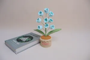 Plante en pot de muguet au crochet fait main, jolie déco de fleurs tricotées bureau.